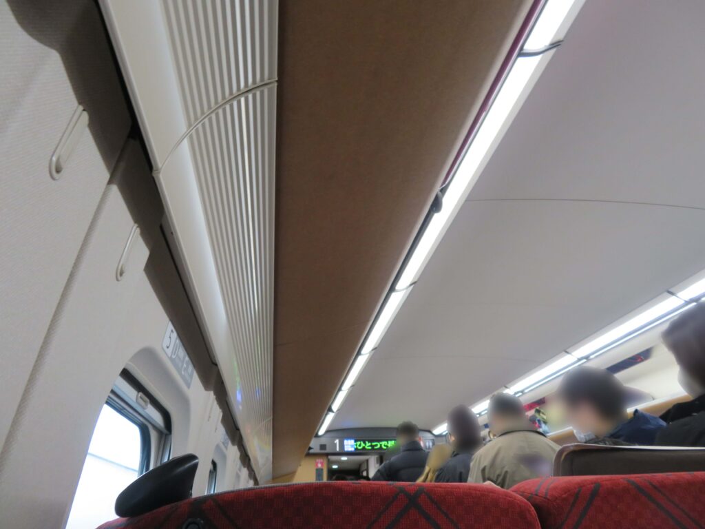 混んでいる新幹線の車内