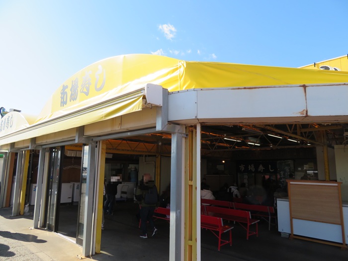 おさかな市場の回転寿司屋の混雑具合