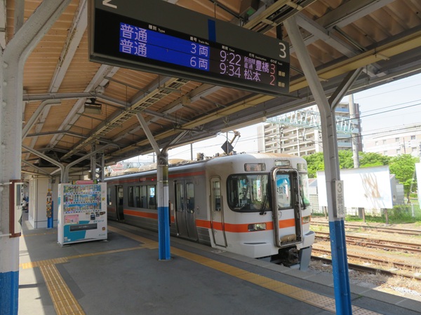 上諏訪駅で発車を待つ飯田線
