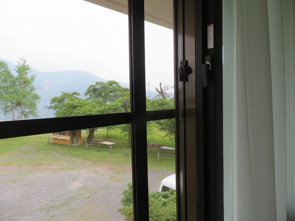 ロッジの部屋の窓