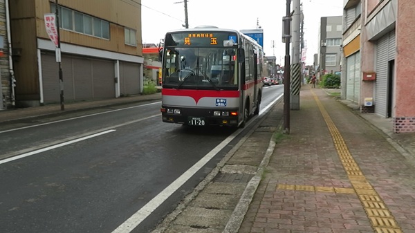 見玉行のバス