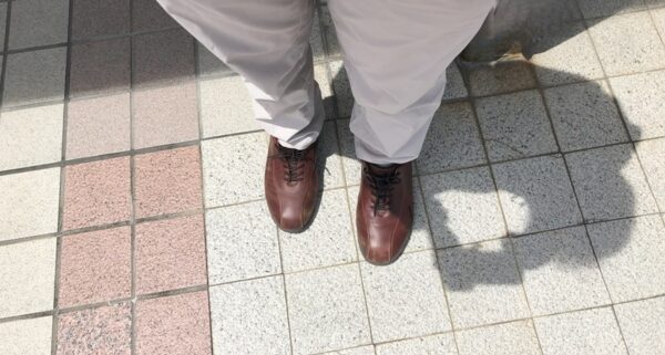 男性の足元の写真