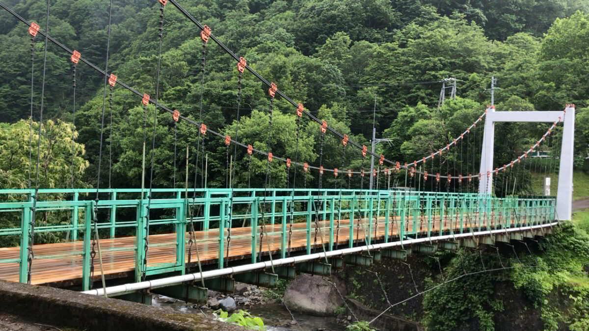 秋山郷切明温泉にかかる吊り橋