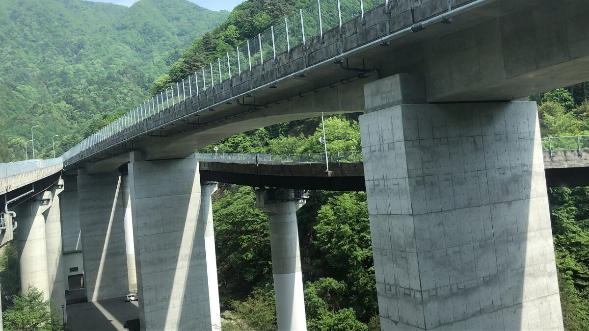 遠山郷へ行く途中に現れた未完成の高速道路