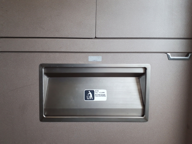 新幹線車内に設置されたごみ箱