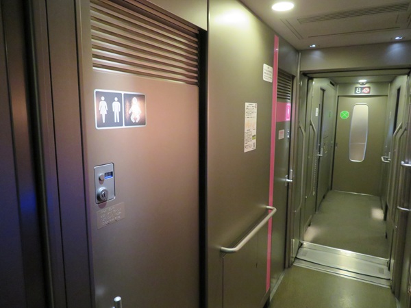 新幹線車内に設置されたトイレ